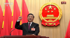 现场:习近平进行宪法宣誓