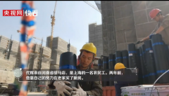 女儿考满分农民工父亲买烧鸡庆祝