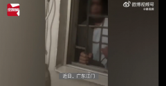 女子凌晨洗澡遭男子扒窗偷窥做鬼脸