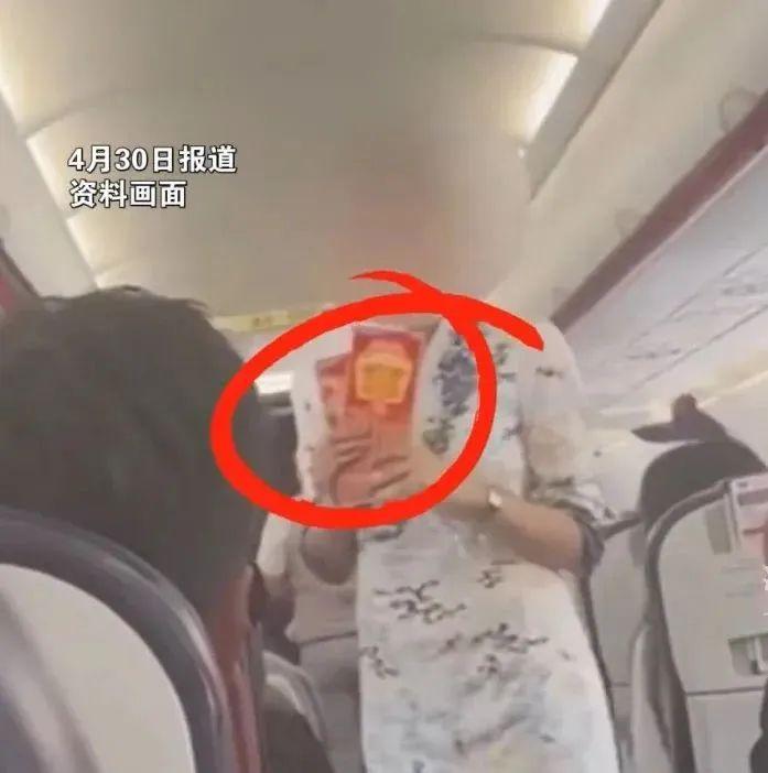 空姐在飞机上售卖彩票