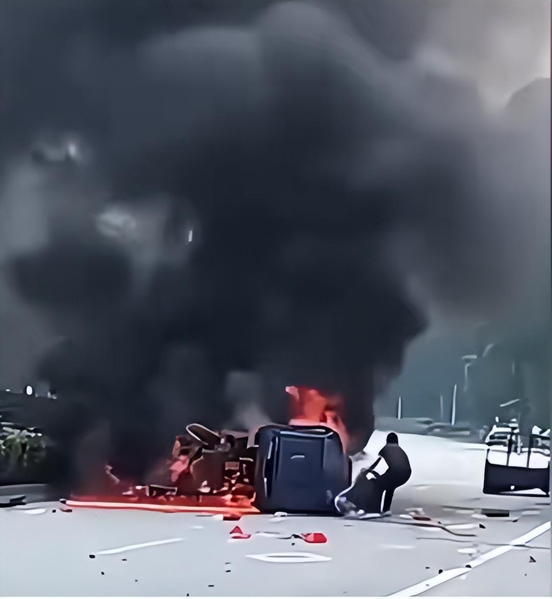 镇干部回应火海中徒手掰车门救人