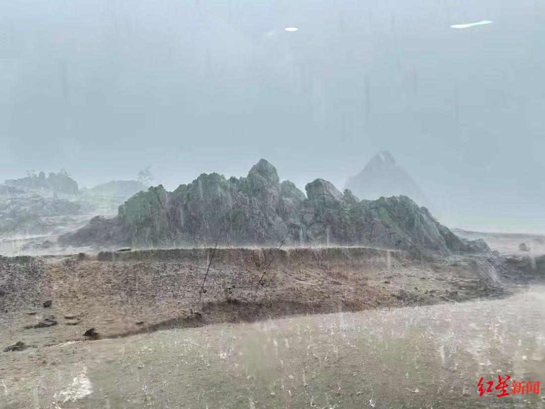 游船倾覆目击者:事发前大风冰雹交加