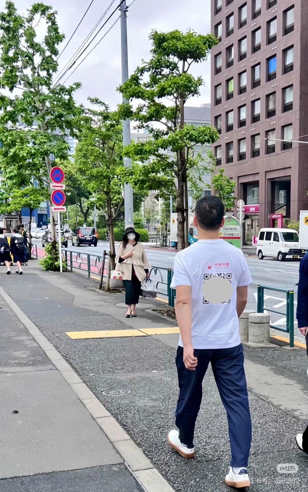 刘强东穿猪猪侠衣服在日本被偶遇