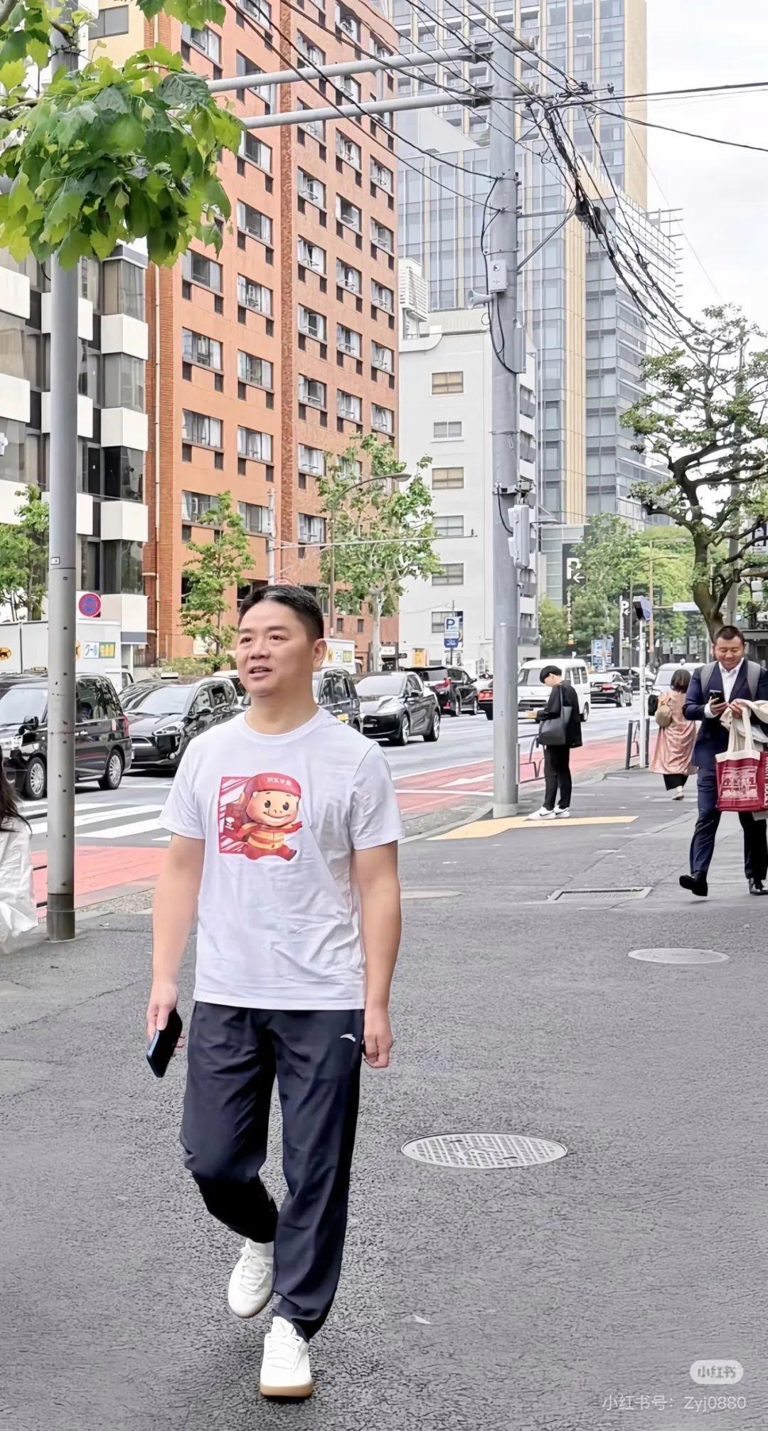 刘强东穿猪猪侠衣服在日本被偶遇