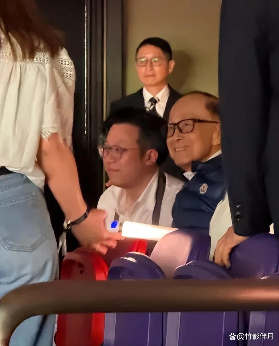 96岁李嘉诚坐轮椅看五月天演唱会