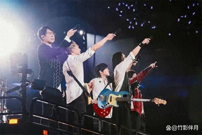 96岁李嘉诚坐轮椅看五月天演唱会