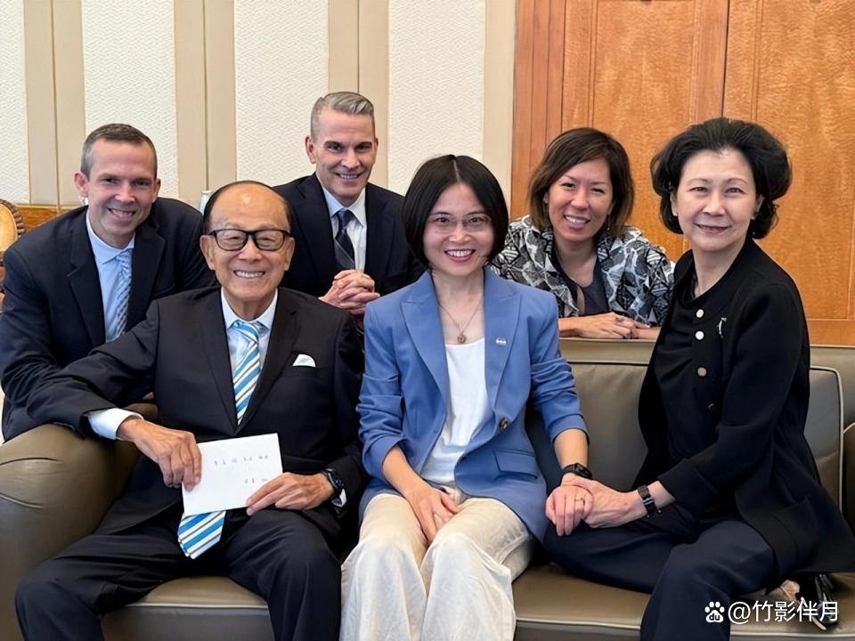 96岁李嘉诚坐轮椅看五月天演唱会