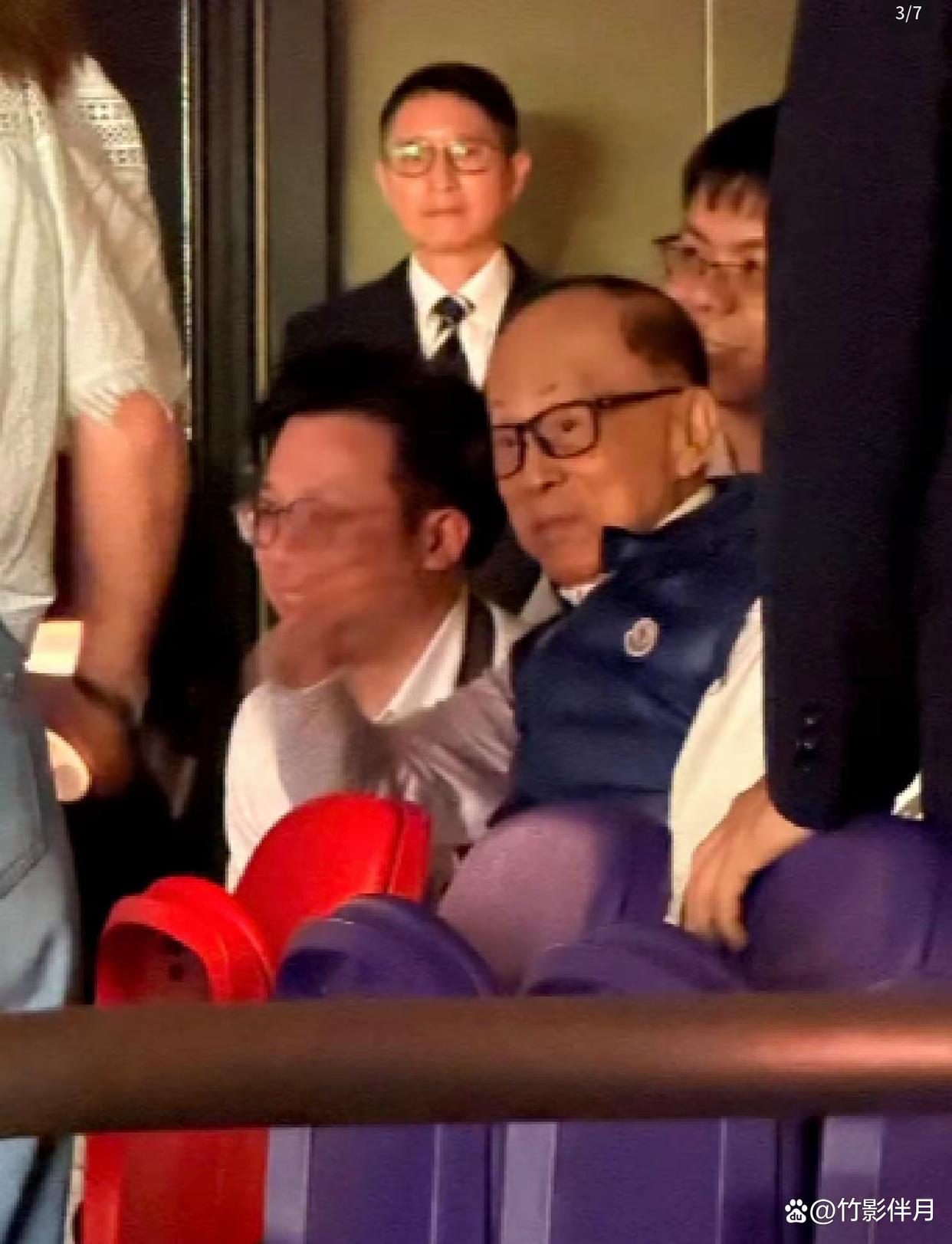 96岁李嘉诚坐轮椅看五月天演唱会