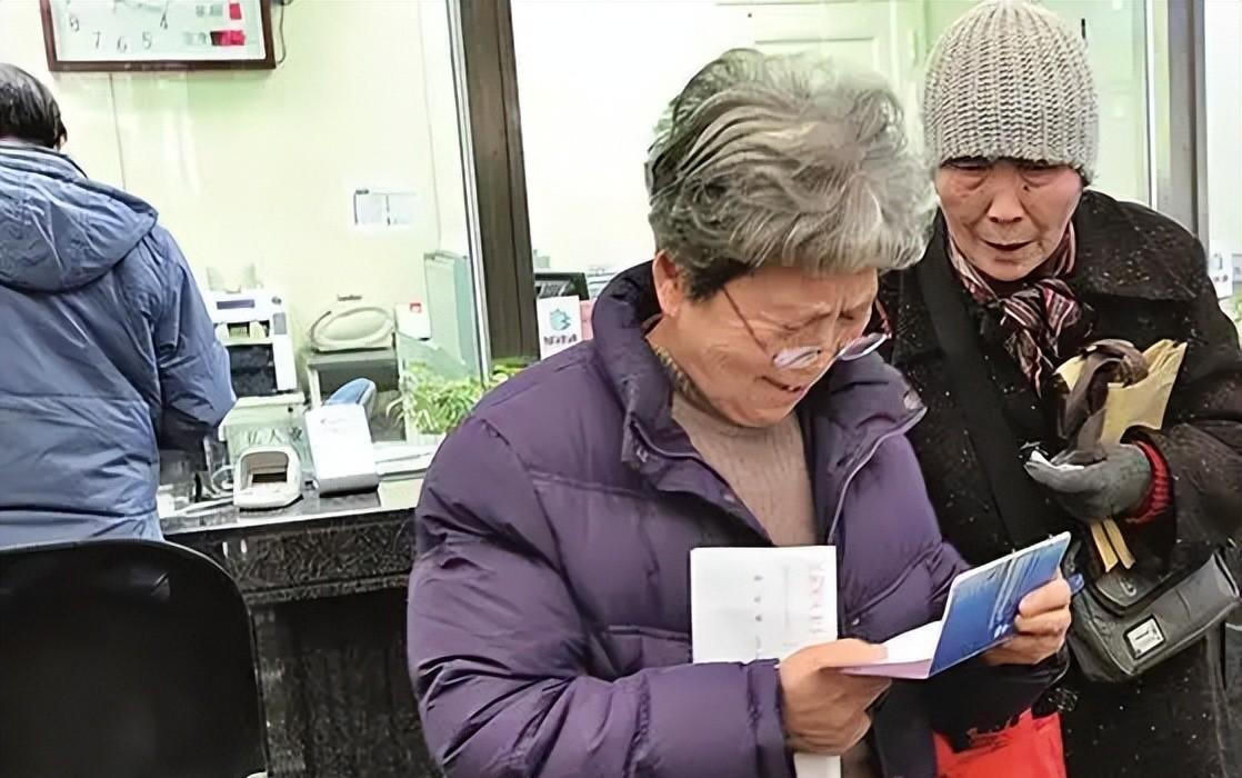 老人银行办业务发病离世 家属发声