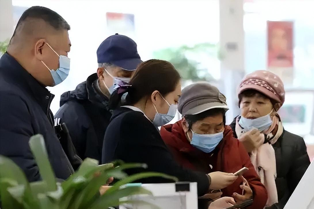 老人银行办业务发病离世 家属发声